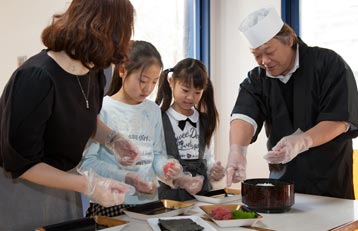 まぐろの寿司作り体験
