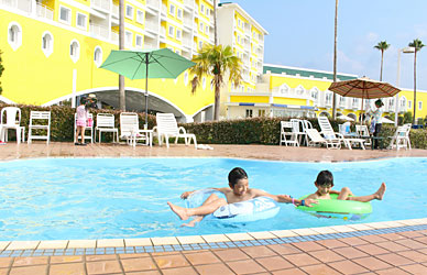 [Summer] Kids are welcome in our Garden pool!