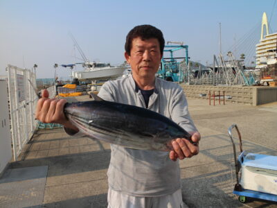 K様　カツオ釣り上げられうれしそうです＼(^o^)／