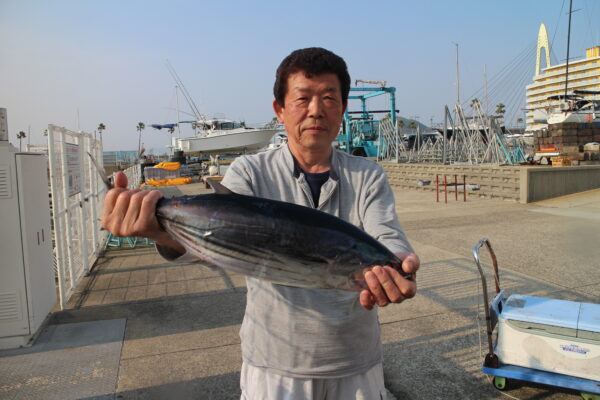 K様　カツオ釣り上げられうれしそうです＼(^o^)／